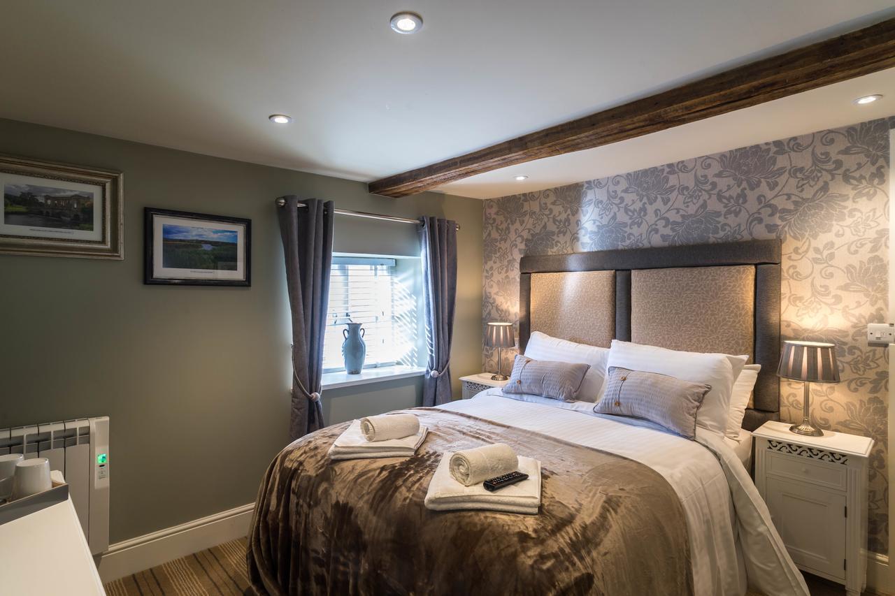 Greyhound Inn Wilton Wilton  ภายนอก รูปภาพ