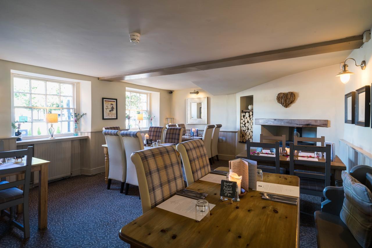Greyhound Inn Wilton Wilton  ภายนอก รูปภาพ
